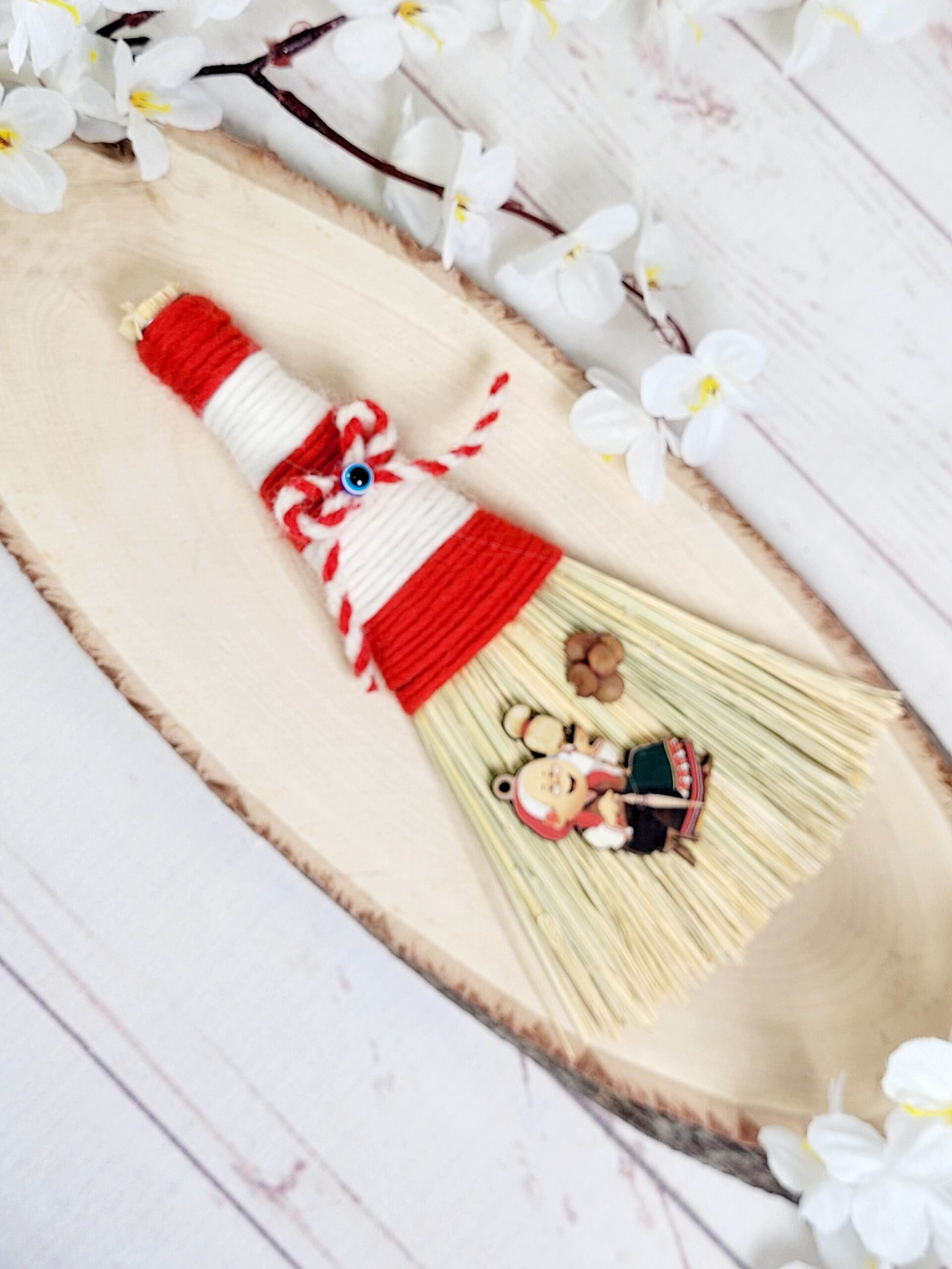 Ръчно изработена мартеница – Метла