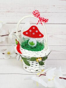 Ръчно изработена мартеница кошничка